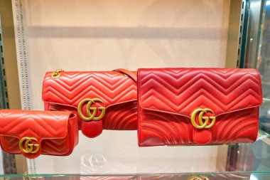Milan, İtalya - Kasım, 2017 yaklaşık: Gucci çanta Rinascente ekranda. Rinascente yüksek kaliteli mağazaları oluşur.