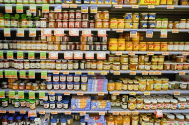 Rome, İtalya - Kasım 2017 yaklaşık: raflar Roma'da Conad süpermarkette.