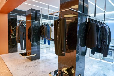 Rome, İtalya - Kasım, 2017 yaklaşık: Ekranda bir ikinci amiral gemisi mağaza Rinascente Roma, Yves Saint Laurent giyim.