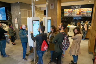 Rome, İtalya - Kasım, 2017 yaklaşık: müşteriler kendi kendine sipariş kiosklar Roma'da Mcdonald's restoranda kullanın. 