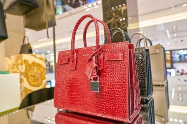 Milan, İtalya - Kasım, 2017 yaklaşık: yakından atış Saint Laurent çanta Rinascente ekranda. Rinascente yüksek kaliteli mağazaları oluşur.