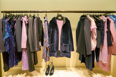 Milan, İtalya - Kasım, 2017 yaklaşık: Sandro giysiler Rinascente ekranda çeşitli. Rinascente yüksek kaliteli mağazaları oluşur.