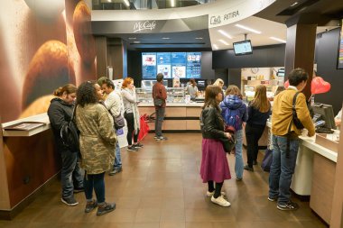 Rome, İtalya - Kasım, 2017 yaklaşık: Mcdonald's Restoran, Roma, insanlar. 