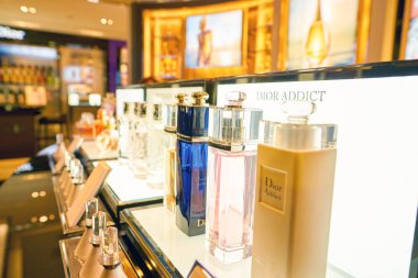 Milan, İtalya - Kasım, 2017 yaklaşık: yakından atış parfüm Rinascente ekranda. Rinascente yüksek kaliteli mağazaları oluşur.