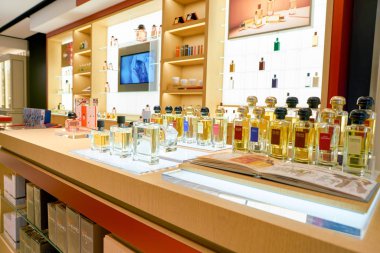 Rome, İtalya - Kasım, 2017 yaklaşık: Hermes parfüm şişe ekranda bir ikinci amiral gemisi mağaza, Rinascente Roma oturup.