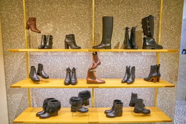 Milan, İtalya - Kasım, 2017 yaklaşık: Valentino Ayakkabı Rinascente alışveriş merkezi Milano ekranda. Rinascente yüksek kaliteli mağazaları oluşur.