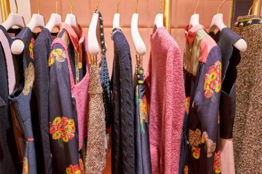 Rome, İtalya - Kasım, 2017 yaklaşık: Ekranda bir ikinci amiral gemisi mağaza Rinascente Roma, Red Valentino giyim.