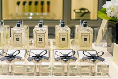 Rome, İtalya - Kasım, 2017 yaklaşık: Jo Malone parfüm şişe ekranda bir ikinci amiral gemisi mağaza, Rinascente Roma oturup.