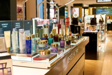 Rome, İtalya - Kasım, 2017 yaklaşık: Ekranda bir ikinci amiral gemisi mağaza Rinascente Roma, Estee Lauder kozmetik.