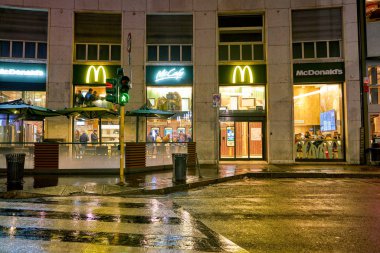 Milan, İtalya - Kasım, 2017 yaklaşık: bir Mcdonald's restoranda akşam Milano'da.