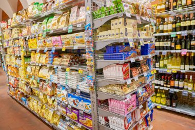Roma, İtalya - Kasım 2017 yaklaşık: Carrefour Express içinde Roma'da mağaza. Sahibi ve Fransız perakendeci Carrefour tarafından işletilen Market Zinciri Carrefour Express olsun.
