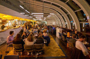 Milan, İtalya - Kasım, 2017 yaklaşık: Milano'da La Rinascente en üst katında.