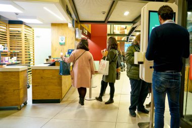 Milan, İtalya - Kasım, 2017 yaklaşık: İçinde Mcdonald's Restoran. Bir Amerikan hamburger ve fast food restoran zinciri McDonald's olduğunu.