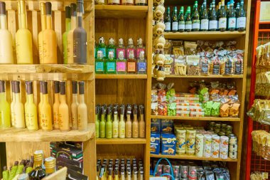 Roma, İtalya - Kasım 2017 yaklaşık: bir bakkal dükkanında Roma raflar.