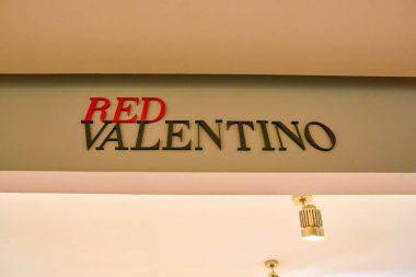 Milan, İtalya - Kasım, 2017 yaklaşık: Red Valentino Rinascente şarkı. Rinascente yüksek kaliteli mağazaları oluşur.