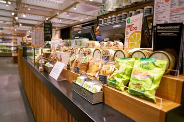 Rome, İtalya - Kasım, 2017 yaklaşık: bir ikinci amiral gemisi mağaza Rinascente Roma Merkezi'nde sergilenen ürünler çeşitli.