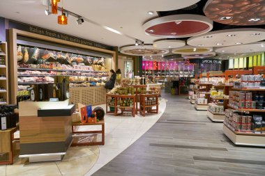 Milan Malpensa, İtalya - Kasım, 2017 yaklaşık: Milan-Malpensa Havaalanı'nda bir dükkan