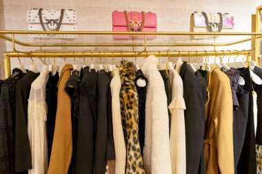 Rome, İtalya - Kasım, 2017 yaklaşık: kadın giyim bir ikinci amiral gemisi mağaza Rinascente Roma ekranda.