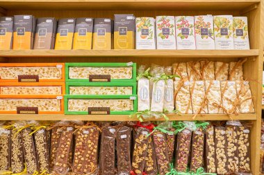 Roma, İtalya - Kasım 2017 yaklaşık: bir bakkal dükkanında Roma raflar.