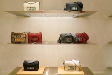 Rome, İtalya - Kasım, 2017 yaklaşık: Dior çanta ekranda bir ikinci amiral gemisi mağaza, Rinascente Roma oturup.