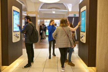 Rome, İtalya - Kasım, 2017 yaklaşık: müşteriler kendi kendine sipariş kiosklar Roma'da Mcdonald's restoranda kullanın. 