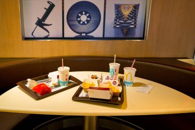 Milan, İtalya - Kasım, 2017 yaklaşık: İçinde Mcdonald's Restoran. Bir Amerikan hamburger ve fast food restoran zinciri McDonald's olduğunu.