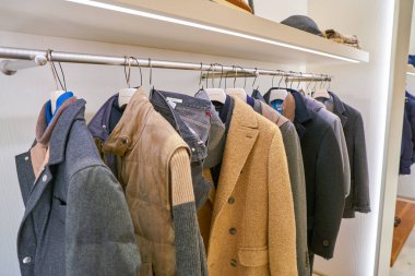 Milan, İtalya - Kasım, 2017 yaklaşık: çeşitli giysiler Rinascente ekranda. Rinascente yüksek kaliteli mağazaları oluşur.