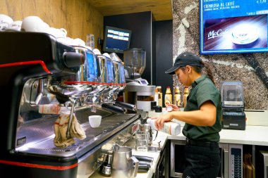 Milan, İtalya - Kasım, 2017 yaklaşık: çalışan bir Mccafe kahve dükkanında. Mcdonald's tarafından sahip olunan bir kahve evi tarzı yiyecek ve içecek zinciri, McCafe olduğunu.