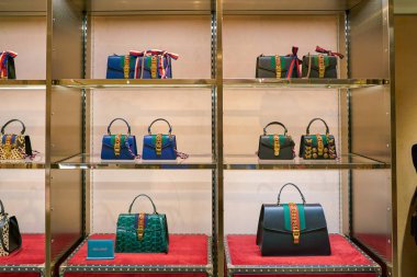 Milan, İtalya - Kasım, 2017 yaklaşık: Gucci çanta Rinascente ekranda. Rinascente yüksek kaliteli mağazaları oluşur.