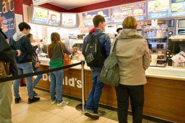 Rome, İtalya - Kasım, 2017 yaklaşık: Mcdonald's Restoran Roma hizmetinde counter.    