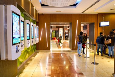 Milan, İtalya - Kasım, 2017 yaklaşık: İçinde Mcdonald's Restoran. Bir Amerikan hamburger ve fast food restoran zinciri McDonald's olduğunu.