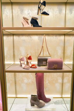 Rome, İtalya - Kasım, 2017 yaklaşık: Jimmy Choo ayakkabı bir ikinci amiral gemisi mağaza Rinascente Roma ekranda.