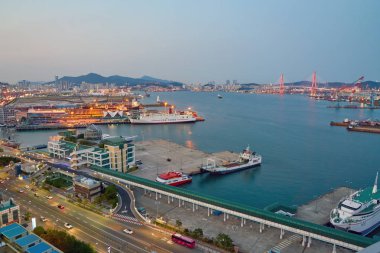 Busan, Güney Kore - Mayıs, 2017 yaklaşık: Busan Lotte Department Store üzerinden bir bakış. Eski Pusan bilinen Busan, Güney Kore'nin ikinci en çok kalabalık şehir Seul sonra olduğunu..