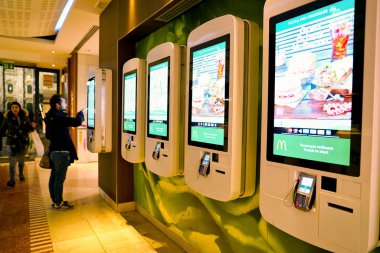 Milan, İtalya - Kasım, 2017 yaklaşık: bir Mcdonald's mağazasında müşteri sipariş ve kiosk sipariş kendi kendine ödeme.