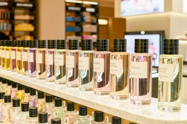 Rome, İtalya - Kasım, 2017 yaklaşık: Dior parfüm sit bir ikinci amiral gemisi mağaza Rinascente Roma ekranda şişe bardak kadar kapatın.