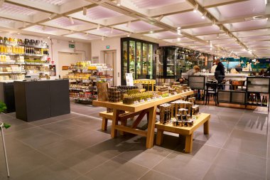 Rome, İtalya - Kasım, 2017 yaklaşık: bir ikinci amiral gemisi mağaza Rinascente Roma Merkezi'nde sergilenen ürünler çeşitli.