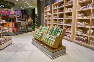 Milan Malpensa, İtalya - Kasım, 2017 yaklaşık: Milan-Malpensa Havaalanı'nda bir dükkan