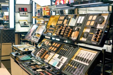 Rome, İtalya - Kasım, 2017 yaklaşık: Chanel güzellik ürünleri ekranda bir ikinci amiral gemisi mağaza, Rinascente Roma oturup.