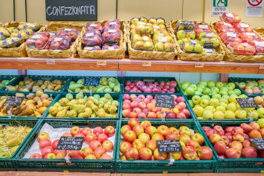 Rome, İtalya - Kasım 2017 yaklaşık: meyve Conad süpermarket Roma'da sergilenen.