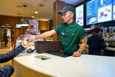 Milan, İtalya - Kasım, 2017 yaklaşık: çalışan bir Mccafe kahve dükkanında. Mcdonald's tarafından sahip olunan bir kahve evi tarzı yiyecek ve içecek zinciri, McCafe olduğunu.