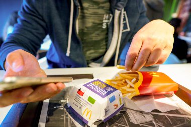 Milan, İtalya - Kasım, 2017 yaklaşık: müşteri yemek bir Mcdonald's restoranı Milano.