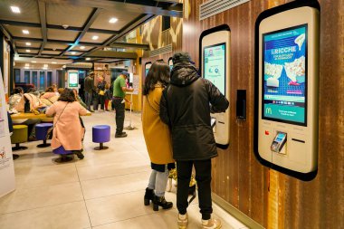 Milan, İtalya - Kasım, 2017 yaklaşık: bir Mcdonald's mağazasında müşteriler sipariş ve kiosklar sipariş kendi kendine ödeme.