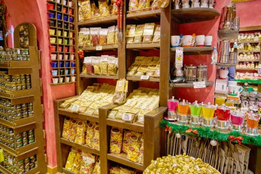 Roma, İtalya - Kasım 2017 yaklaşık: bir bakkal dükkanında Roma raflar.
