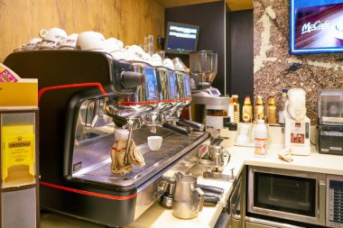 Milan, İtalya - Kasım, 2017 yaklaşık: Mccafe kahvehane Milano, kahve makinesi.