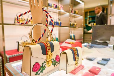 Milan, İtalya - Kasım, 2017 yaklaşık: Gucci çanta Rinascente ekranda. Rinascente yüksek kaliteli mağazaları oluşur.