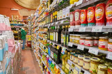 Roma, İtalya - Kasım 2017 yaklaşık: Carrefour Express içinde Roma'da mağaza. Sahibi ve Fransız perakendeci Carrefour tarafından işletilen Market Zinciri Carrefour Express olsun.