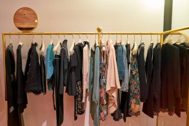 Rome, İtalya - Kasım, 2017 yaklaşık: Ekranda bir ikinci amiral gemisi mağaza Rinascente Roma, Red Valentino giyim.