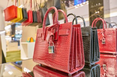 Milan, İtalya - Kasım, 2017 yaklaşık: yakından atış Saint Laurent çanta Rinascente ekranda. Rinascente yüksek kaliteli mağazaları oluşur.