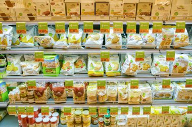 Roma, İtalya - Kasım 2017 yaklaşık: bir bakkal dükkanında Roma raflar.