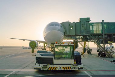 Uçak piste Doha Uluslararası Havaalanı'nda stand